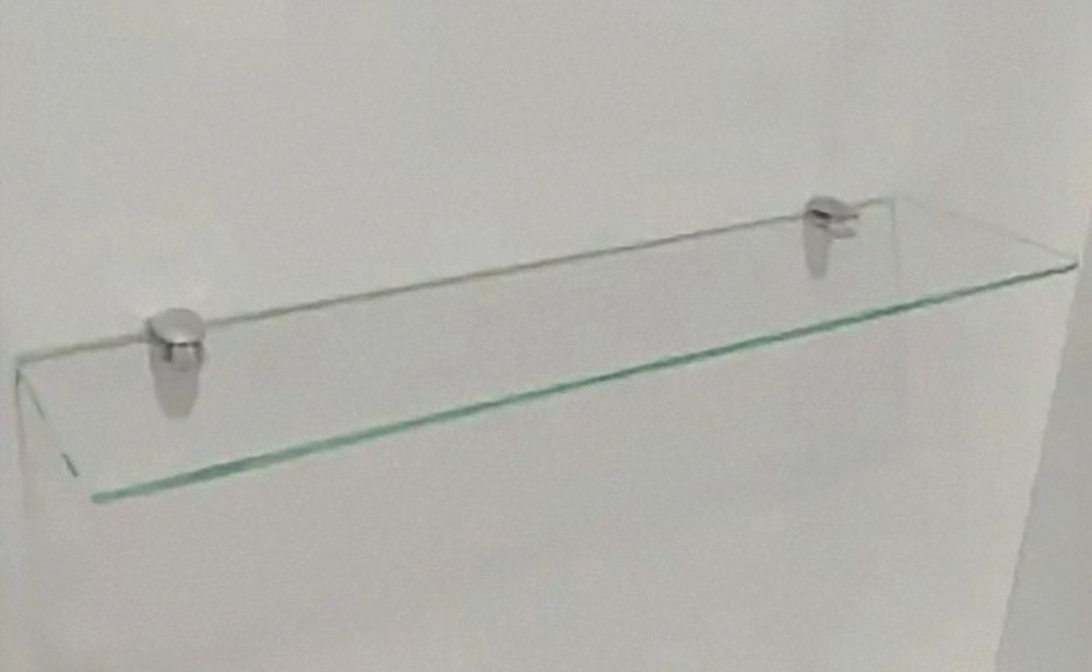 Стеклянные полки.