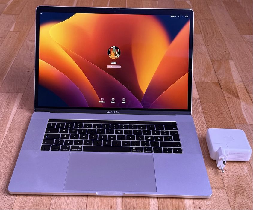 2017 Apple Macbook PRO 15” Touchbar ! i7 512GB 16GB - Retina Display !