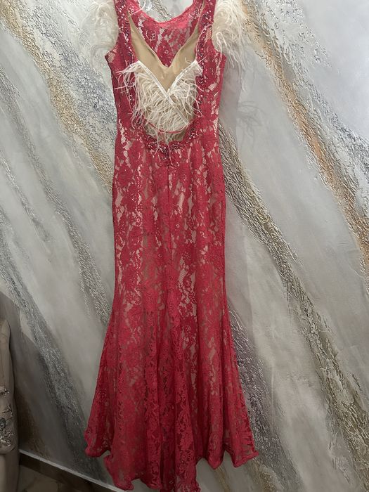 Rochie sirena din dantela roz cu pene