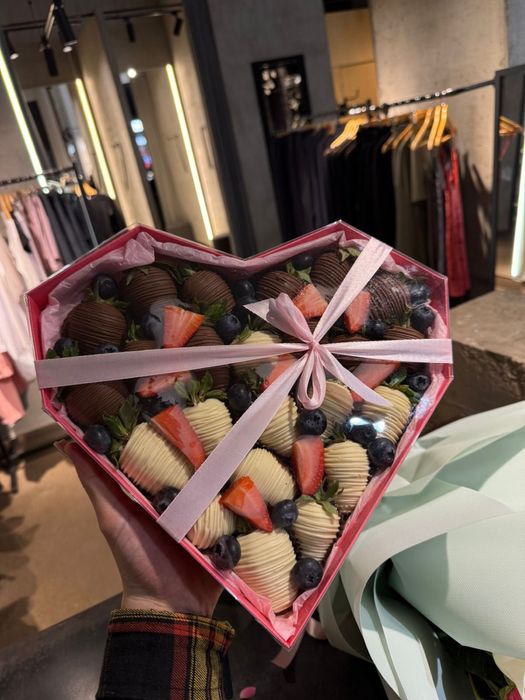 Продам клубнику в шоколаде и цветы