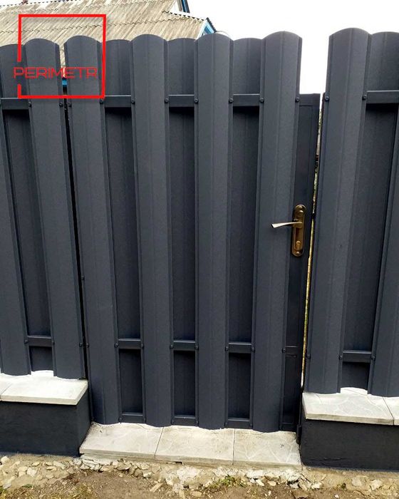 Забор из евроштакетника серый графит фото Забор из евроштакетника серый графит фото