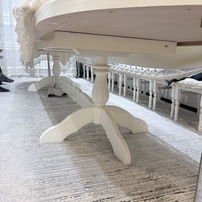 Обеденный большой стол