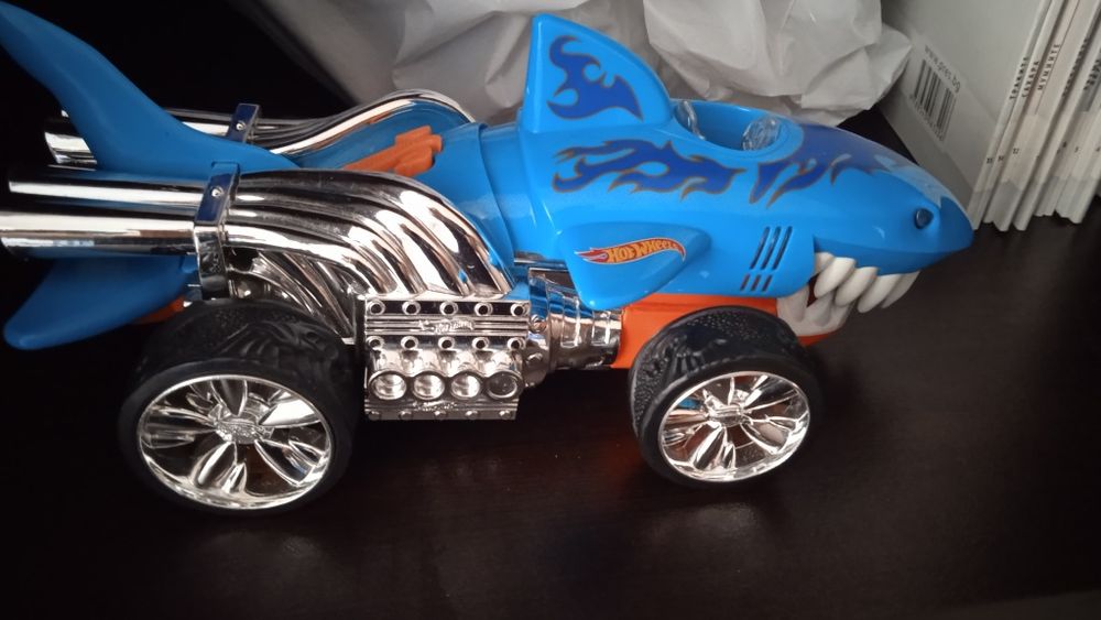 Детски коли Маккуин и Хот уилс акула