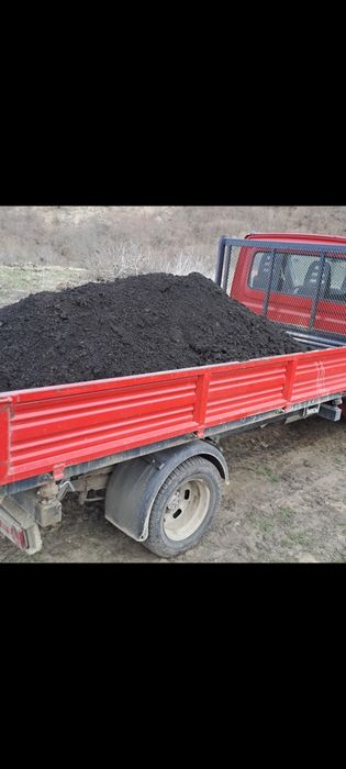 Vand pamant negru f bogat in nutrienti