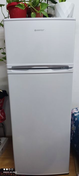 Frigider Vortex, în stare excelentă, ca nou. Fără zgârieturi sau defecte, perfect funcțional. A fost folosit doar un an.