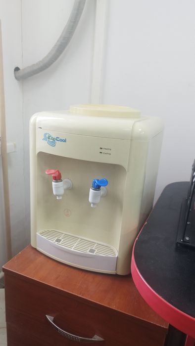 Кулер для воды с бутылем