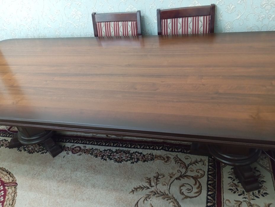 Продам стол в гостинную