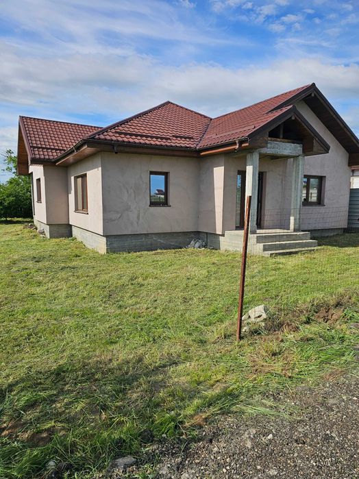 Casa de vânzare în Dudovicesti, Șimnicu de Sus. Casă este compusa din 2 dormitoare, un living generos, bucătărie spațioasă beci și terasa.