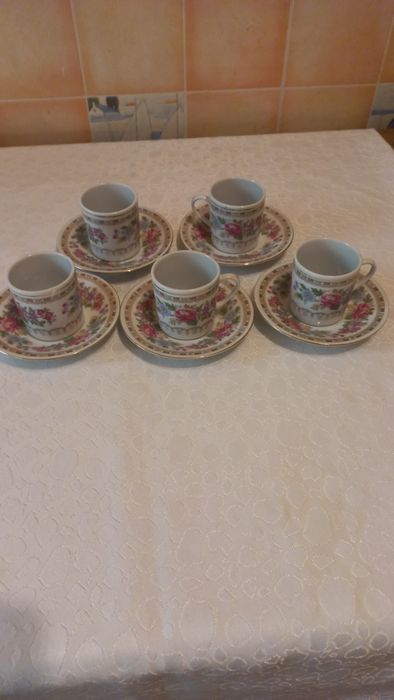 Чашки с блюдцами кофейные 5 штук без дефектов