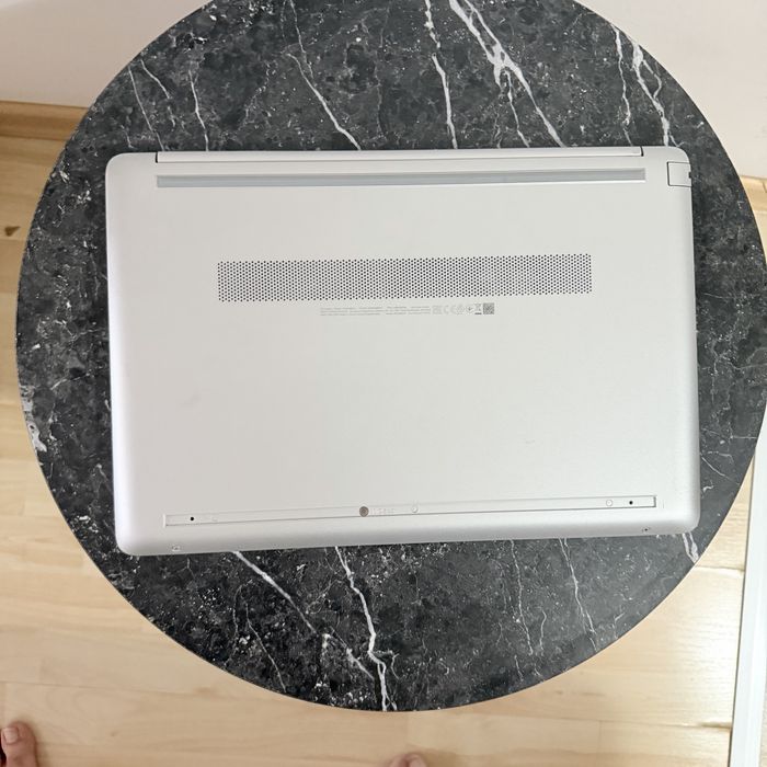Лаптоп HP i3-1005G1 512 SSD 8 RAM