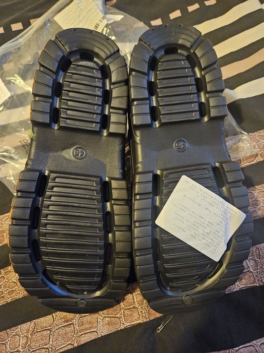 Мъжки чехли като CROCS