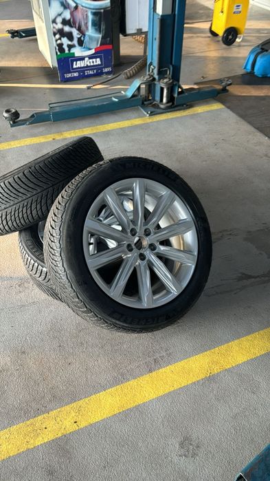 Vând jante originale Audi  cu anvelope de iarnă.