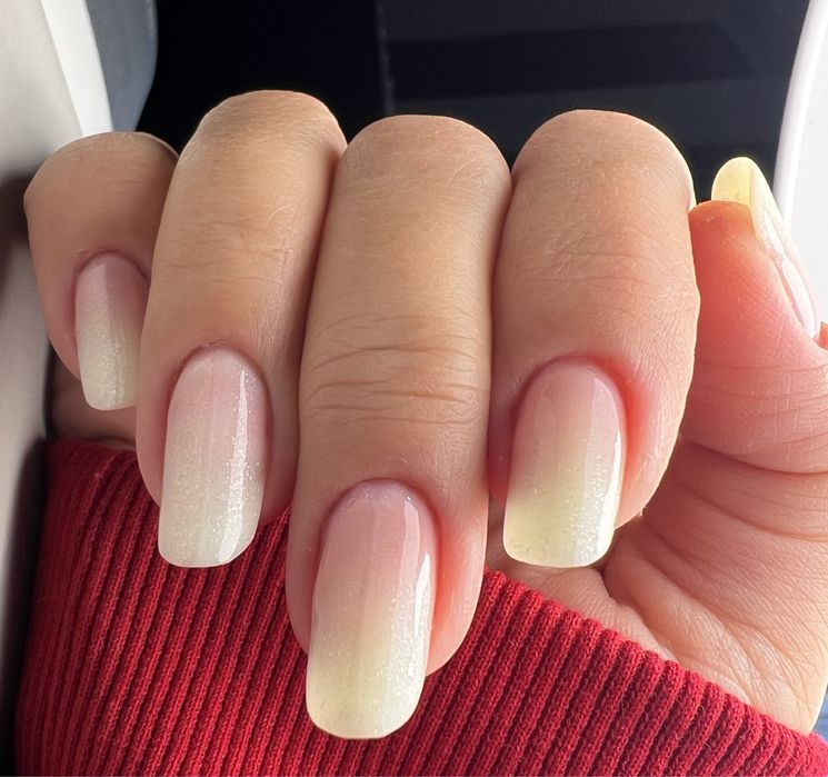 Unghii cu gel , semipermanenta , tips reutilizabil.