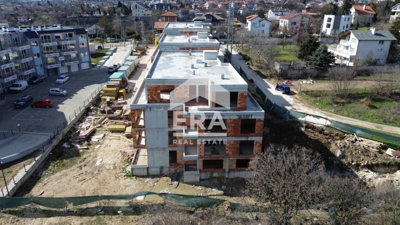 Тристаен апартамент за продажба, със собствен двор, в новострояща се с