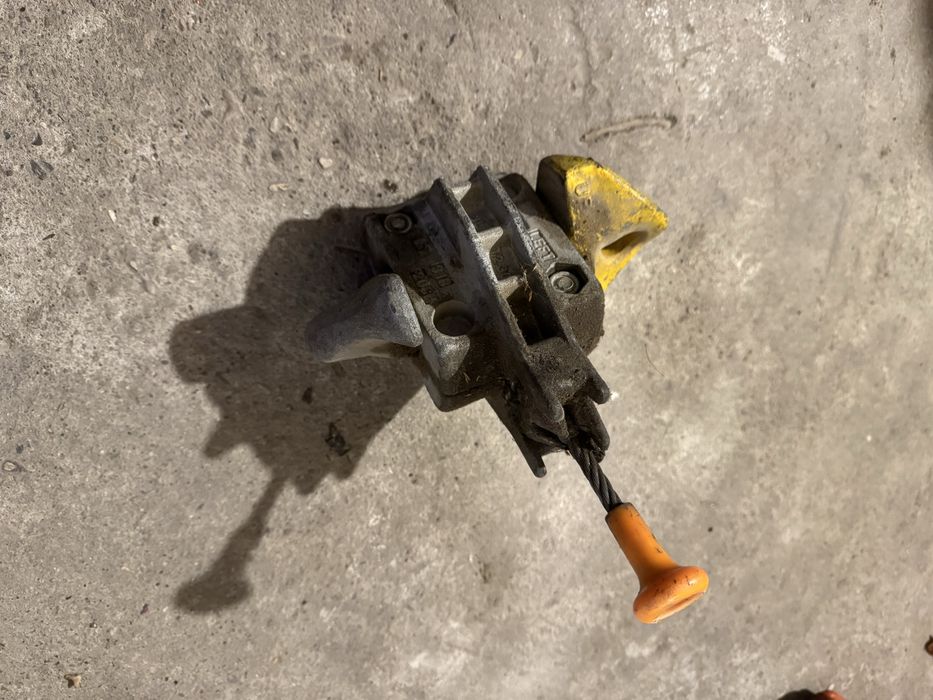 Blocator container tir semiautomat