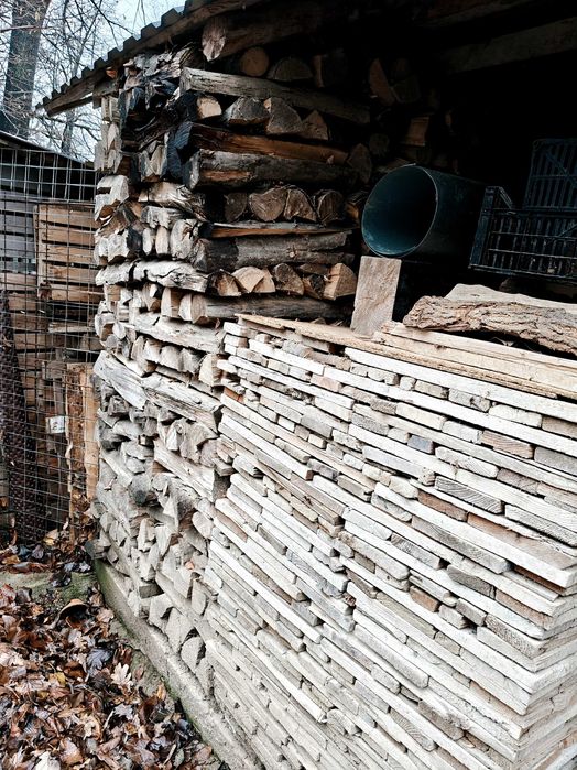 Lemne de foc uscate și tăiate