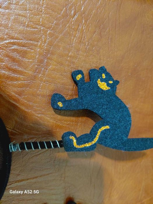 Cordeluța cu pisici negre