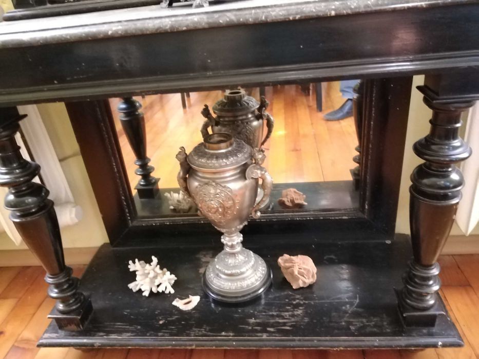 Старинен стенен часовник и огледало