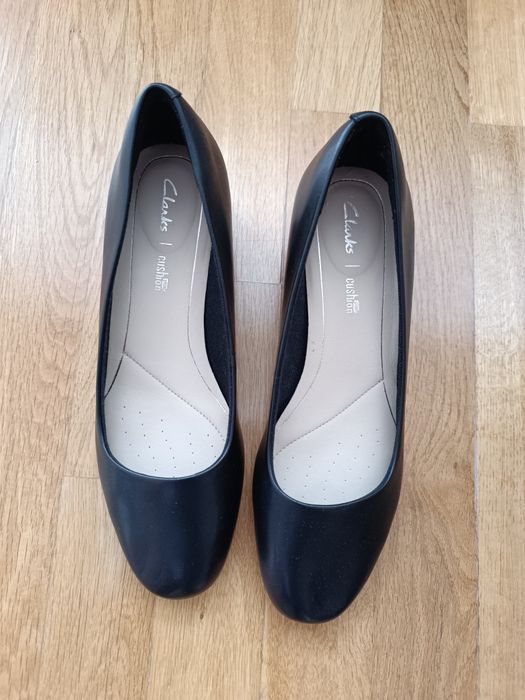 Черни обувки от естествена кожа Clarks