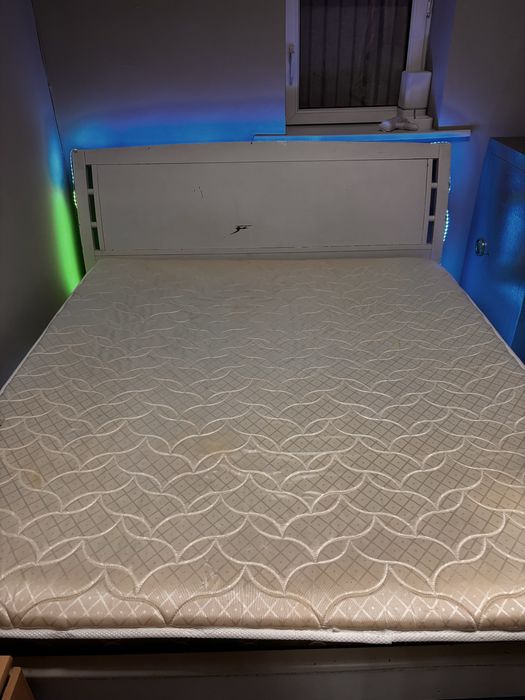 Двуспальняя кровать