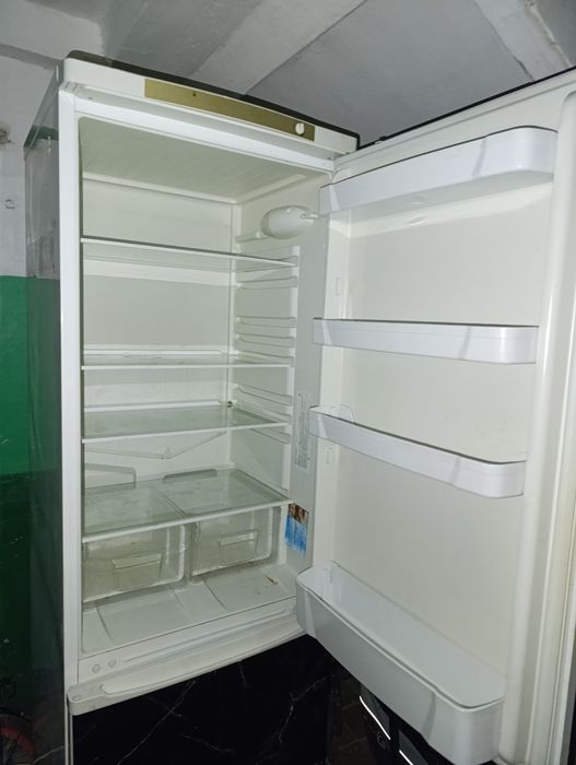Холодильник,продаю на запчасти