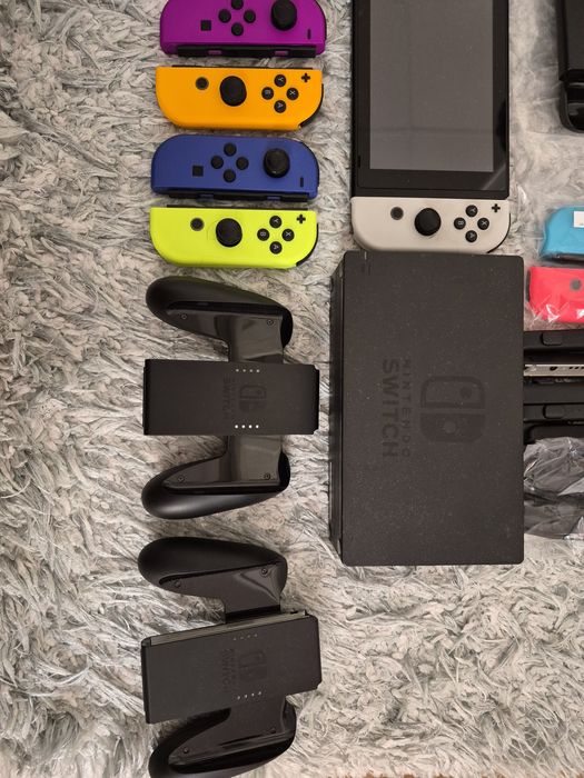 Vând Consolă Nintendo Switch V1 cu multe accesorii și jocuri
Nintendo Switch V1 MODABIL (Unpatched) + 4 Perechi Joy-Cons + Alte Accesorii + Jocuri + A