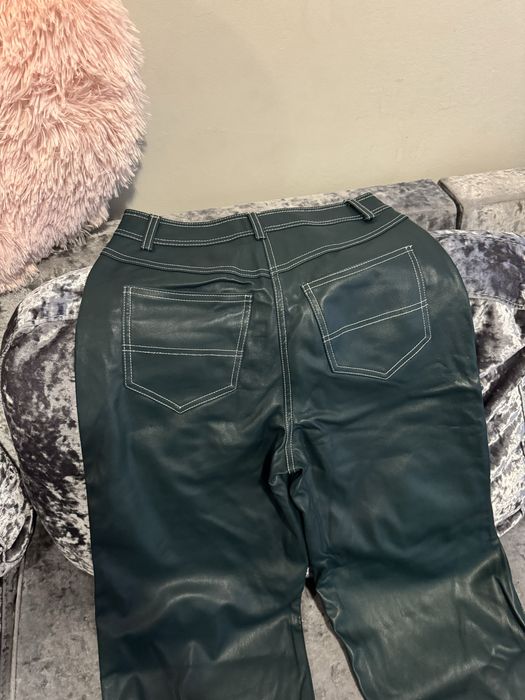 Кожен тъмно зелен панталон с бял кант