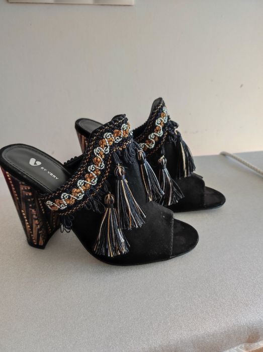 Атрактивни чехли By Very