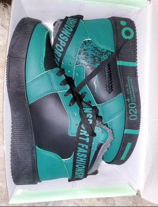 Vând adidași îmblănite noi în cutie