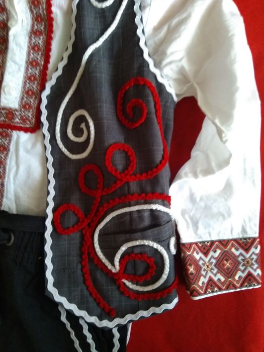 2бр.народни  носии,момчета 98-116 см,височина около 116 см