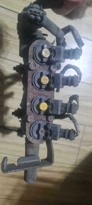 Vand rampa injectoare GPL de fabrica  , logan 2013