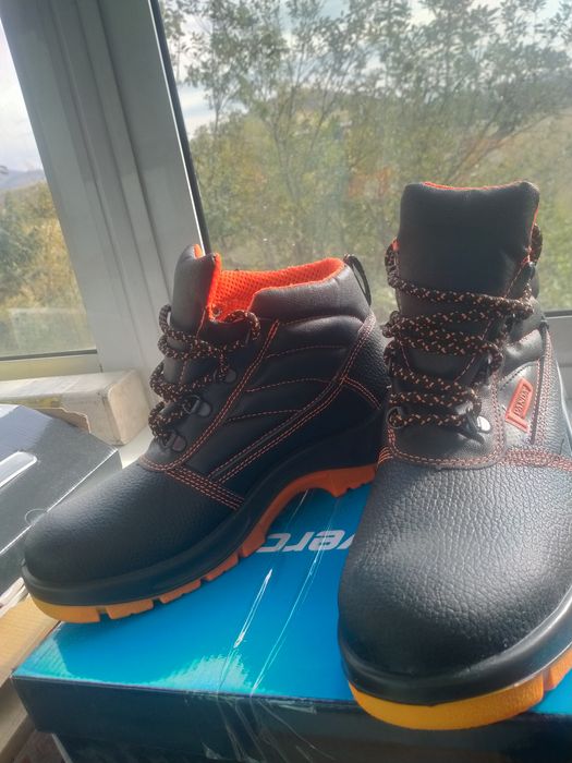 Продам спец обувь новая