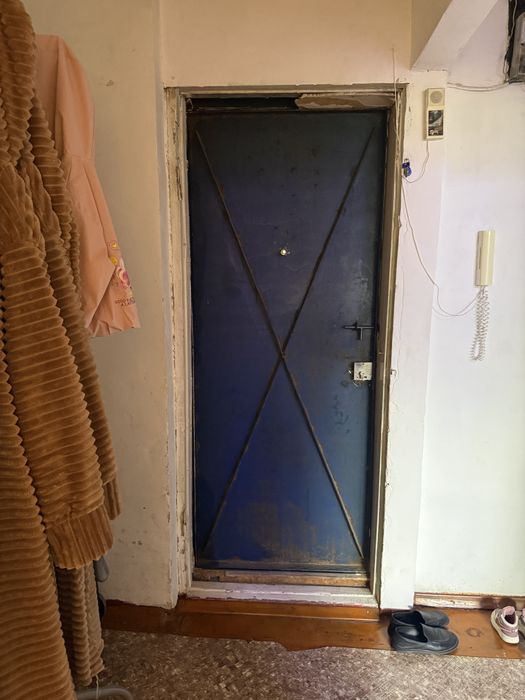 Продается в 7мкр 1ком кв на 5эт