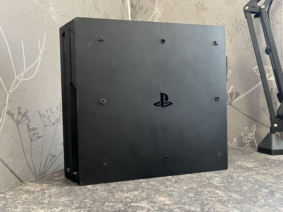 PlayStation 4 Pro 1TB / 2 Джойстика / 2 игри