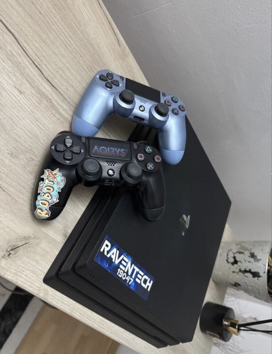 Vand playstation4 pro + 2 manete fara stickdrift +un joc