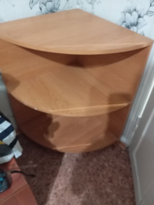 Продам тумбочку угловую