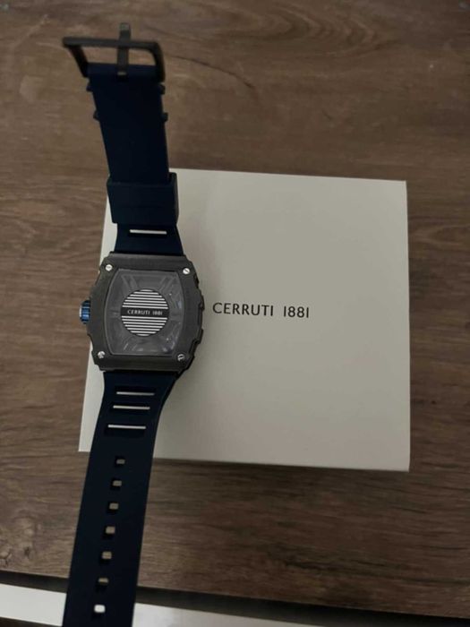 Часовник CERRUTI 1881 с кутия и гаранция
