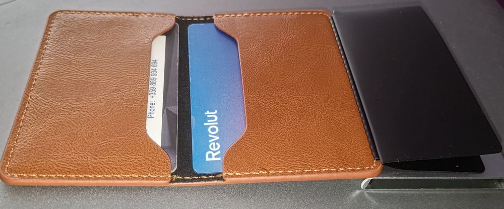 Кожен портфейл със RFID защита и автоматичен картодържач