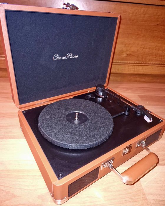 Грамофон с вградени високоговорители
високоговорители