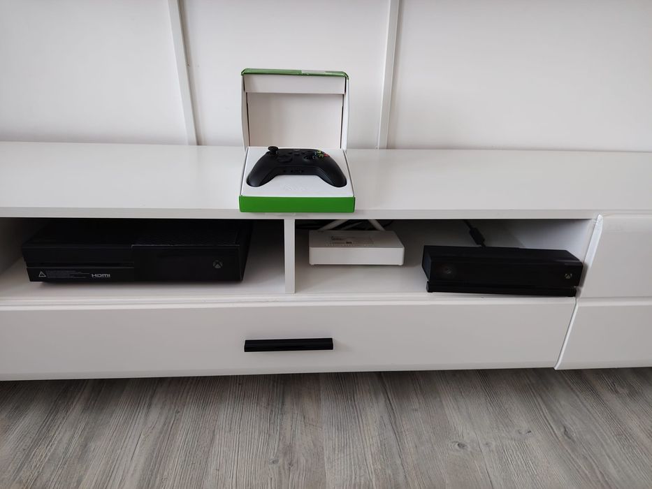 Vand xbox one cu kinekt si joystick nou