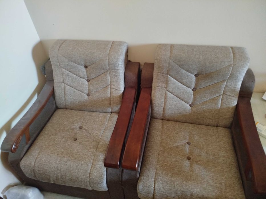 Продается диван и два кресла.