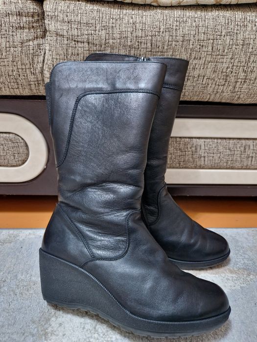 Продаётся женские сапоги