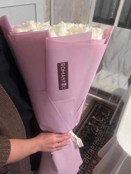 Гүл сатылады. Б.Момышұлы