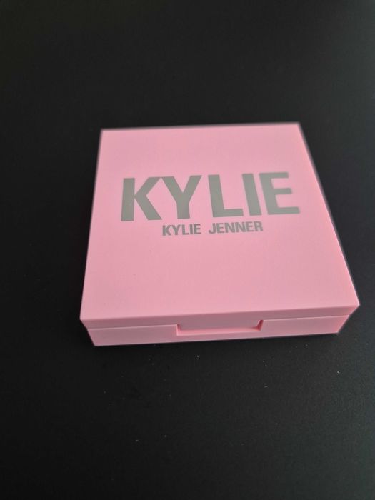 Пудра за лице Burberry и KYLIE GENNER