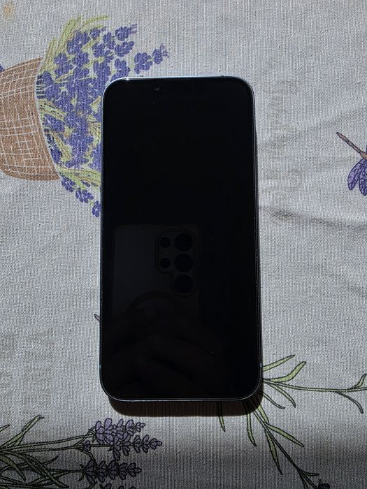 Продавам iPhone 14 с два калъфа SPECK  MAG SAFE