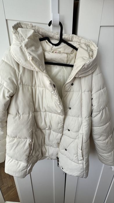 Зимно яке,цвят шампанско S/Mдва джоба,качулка с яка от естетвен косъм
