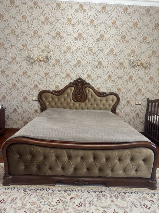 Кровать двухспальная, деревянная.