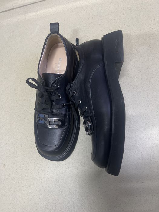 Аяақ киім сатылады