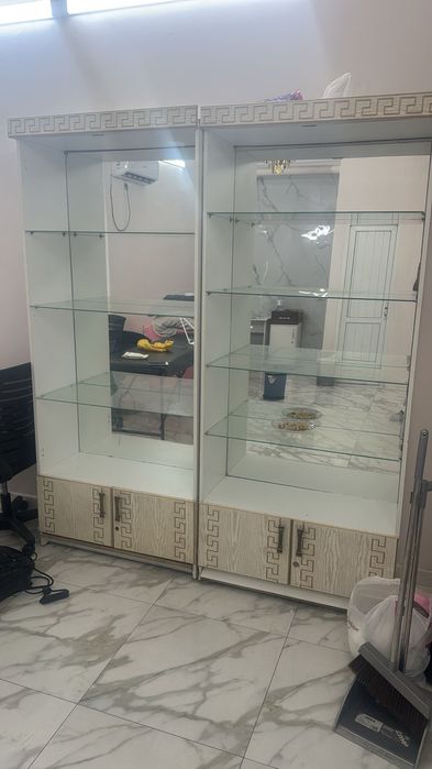 Продам два витринных шкафа