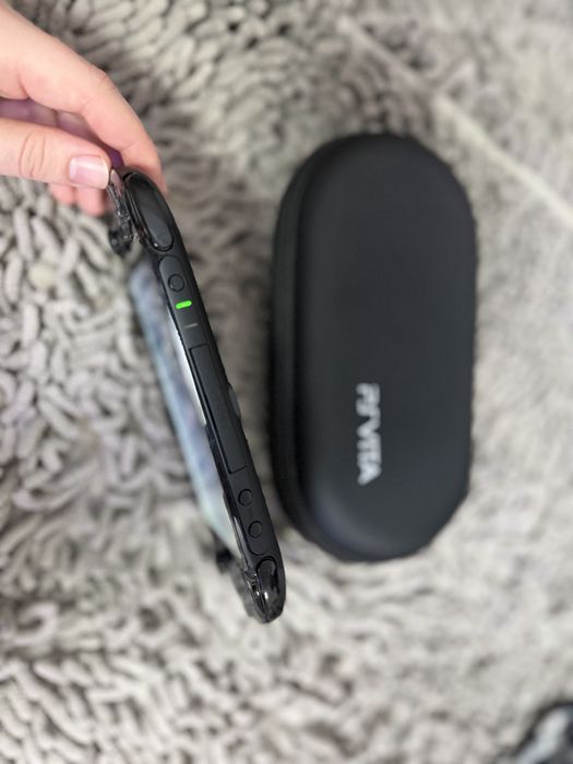 Продам прошитую  ps vita